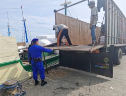 Lakukan Pemeriksaan Kapal Barang, Personel Satpolairud Polres Bone Selipkan Himbauan Ini Kepada Nahkoda dan ABK