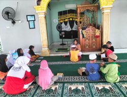 Hadir di Desa Patangnga, Aiptu Suhati Ajarkan Mengaji Anak-Anak di Desa Binaannya