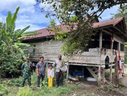 Bhabinkamtibmas Polsek Ponre bersama Tiga Pilar Desa Melaksanakan Peninjauan RTLH di Desa Binaannya