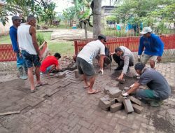 Gotong Royong Bersama Warga, Kanit Binmas Polsek BarebboTurut Serta Perbaiki Jalan di Desa Corawali
