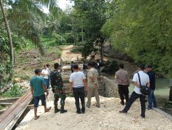 Kontrol Pembangunan Jembatan dengan Anggaran ADD: Bhabinkamtibmas Turun Langsung ke Lapangan