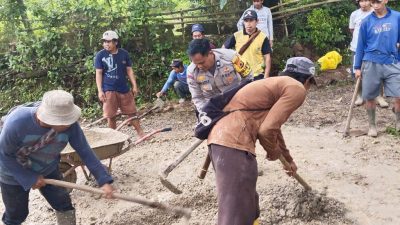 Budayakan Gotong Royong, Bhabinkamtibmas Polsek Tellu Limpoe Kerja Bakti bersama Warga Binaan