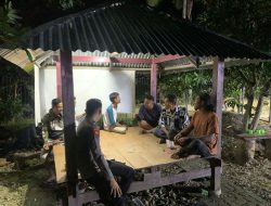 Malam Hari, Bhabinkamtibmas Polsek Amali Sambangi Pos Kamling. Ini Tujuannya