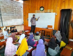 Menjadi Rutinitasnya, Aiptu Suhati Mengajar Al-Quran dan Mengaji di Desa Lea 