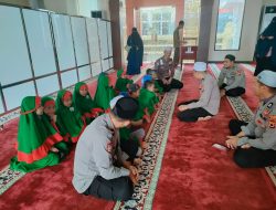 Sat Binmas Polres Bone Berikan Arahan kepada Siswa KB-TK Iman Al-Qurbah di Masjid Qadrul Islam