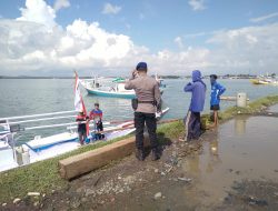 Satpolairud Polres Bone Sambangi Nelayan di PPI Lonrae dan Berikan Pesan Kamtibmas
