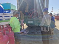 Periksa Kapal Barang yang Berlabu di Pelabuhan Rakyat Bajoe, Satpolairud Polres Bone Beri Himbauan Kamtibmas