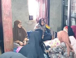 Bentuk Kepedulian di Desa Binaan, Aiptu Suhati Melayat di Rumah Warga