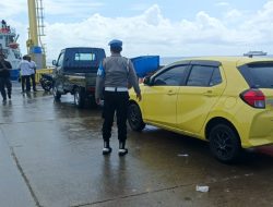 Personil Polsek Lakukan Pemeriksaan Kendaraan Sebelum Pemberangkatan Kapal