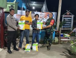 Bhabinkamtibmas Dampingi Kelompok Tani Menerima Bantuan Bibit Dari Pemerintah