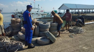 Pantau Aktivitas Masyarakat di PPI Lonrae, Satpolairu Polres Bone Berikan Himbauan Kamtibmas Perairan
