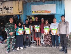 Bhabinkamtibmas dan Babinsa Kawal Penyaluran Bantuan Bibit Jagung kepada Kelompok Tani di Ulaweng