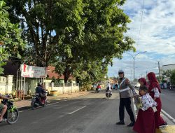 Humanis, Polantas Bone Bantu Seberangkan Anak Sekolah