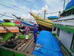 Satpolairud Polres Bone Selipkan Himbauan Ini Kepda Kru dan Buruh Pelabuhan Saat Cek Muatan Kapal