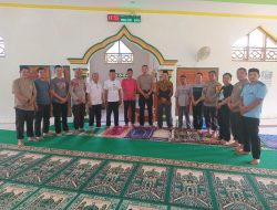 Sambut HUT Bhayangkara Ke-79, Polsek Tallu Limpoe Laksanakan Bakti Religi Bersihkan Masjid