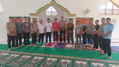 Sambut HUT Bhayangkara Ke-79, Polsek Tallu Limpoe Laksanakan Bakti Religi Bersihkan Masjid
