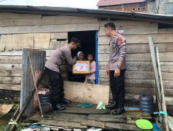 Sambut HUT Bhayangkara Ke-79, Polsek Pelabuhan Bajoe Berbagi Sembako Bersama Warga