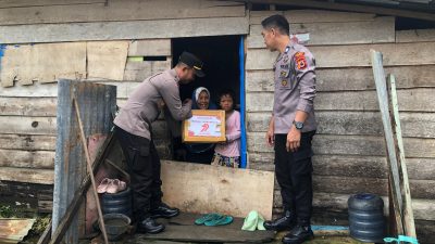Sambut HUT Bhayangkara Ke-79, Polsek Pelabuhan Bajoe Berbagi Sembako Bersama Warga