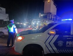 Tingkatkan Kamseltibcar Lantas, Personel Satlantas Polres Bone Laksanakan Blue Light Patrol