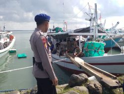 Pantau Aktivitas Nelayan, Anggota Piket Markas Satpolairud Polres Bone Selipkan Himbauan Kamtibmas