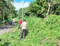 Bhabinlamtibmas Polsek Ponre Bersama Warga Gelar Kerja Bakti Sepanjang Jalan Raya Desa Salebba