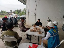 Polsek Ponre Dampingi Pihak PLN dalam Pelaksanaan Pemeliharaan Jaringan Listrik dan Penebangan Pohon