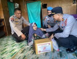 Kapolsek Bontocani Bagikan Sembako kepada Warga Kurang Mampu dalam Rangka HUT Bhayangkara Ke-79