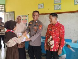 Apresiasi Anak Berprestasi, Kades Matampawalie Gandeng Bhabinkamtibmas Salurkan Bantuan