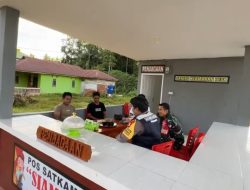 Sambangi dDan Berikan Pembinaan Satkamling, Bhabinkamtibmas Ajak Jaga Kekompakan dan Kedisiplinan