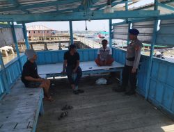 Kanit Harkan Kapal Satpolairud Polres Bone Bripka Bambang Sambangi Nelayan di Pesisir, Ingatkan Hal Ini