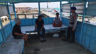 Kanit Harkan Kapal Satpolairud Polres Bone Bripka Bambang Sambangi Nelayan di Pesisir, Ingatkan Hal Ini