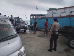 Lakukan Polmas Perairan, Personel Satpolairud Polres Bone Beri Himbauan Kamtibmas kepada Kru Kapal
