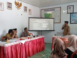 Wujudkan Pengelolaan Dana Desa yang Transparan, Bhabinkamtibmas Hadiri Kegiatan Monev