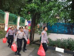 Polisi Bagikan Makanan ke Ratusan Korban Terdampak Banjir di Jakarta