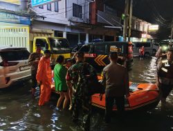 Sigap, Polisi di Tangsel Bantu Korban Banjir Karena Tugas Kemanusiaan