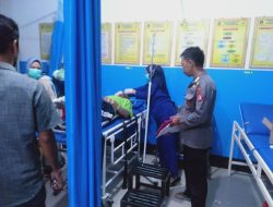 Respon Cepat, Personel Polsek Cina Sigap Tangani Laka Lantas