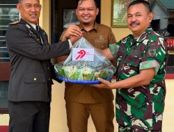 Sinergitas TNI-Polri, Danramil 1407-06 Awangpone Berikan Ucapan Selamat HUT Bhayangkara ke-79 di Mapolsek Awangpone