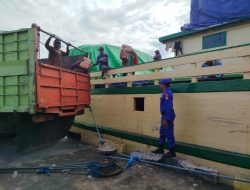 Pantau Aktivitas Bongkar Muat Barang di Pelabuhan Rakyat Bajoe, Satpolairud Polres Bone Selipkan Himbauan Ini