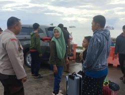 Keberangkatan Kapal di Pelabuhan Bajoe, Personel Polsek Lakukan Pengmanan dan Pelayanan