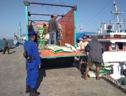 Lakukan Polmas Perairan di Pelabuhan Rakyat Bajoe, Satpairud Sampaikan Ini Kepada Kru Kapal dan Buruh