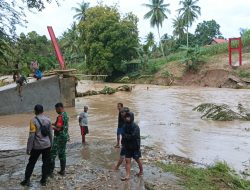 Pastikan Keamanan Masyarakat, Bhabinkamtibmas Aipda Kasnindar Cek Lokasi Rawan Banjir di Desa Usa