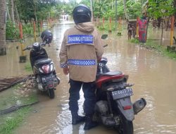 Tinjau Kondisi Dampak Banjir di Desa Kading, Bhabinkamtibmas Polsek Awangpone Sampaikan Ini kepada Warga