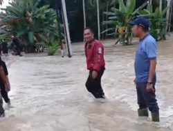 Kanit Intelkam Bersama Bhabinkamtibmas Polsek Awangpone Tinjau Kondisi Dampak Banjir di Desa Carigading
