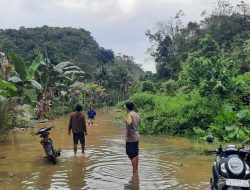 Bhabinkamtibmas Desa Bacu Pantau Genangan Air Akibat Hujan Deras, Akses Jalan Terputus Sementara
