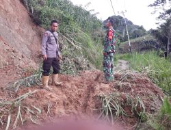 Bhabinkamtibmas Bersama Babinsa Pantau Tanah Longsor di Wilayah Desa Binaannya