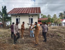 Kapolsek Ulaweng dan Personel Polsek Gotong Royong Bersama Masyarakat di Lokasi Penanaman Jagung
