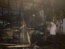 Rumah Panggung Tak Berpenghuni Dilalap Api, Polsek Tanete Riattang Bersama Damkar Respon Cepat Laporan Warga