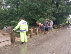 Bhabinkamtibmas Desa Arasoe Bripka Rusli Lakukan Patroli dan Pendataan Warga Terdampak Banjir