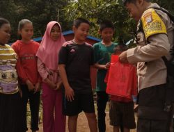 Bhabinkamtibmas Polsek Ponre Bagikan Alat Tulis kepada Anak-Anak Usia Sekolah di Desa Binaannya