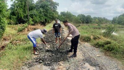 Bhabinkamtibmas Bersama Warga Gotong Royong Perbaiki Jalan Rusak di Desa Binaannya